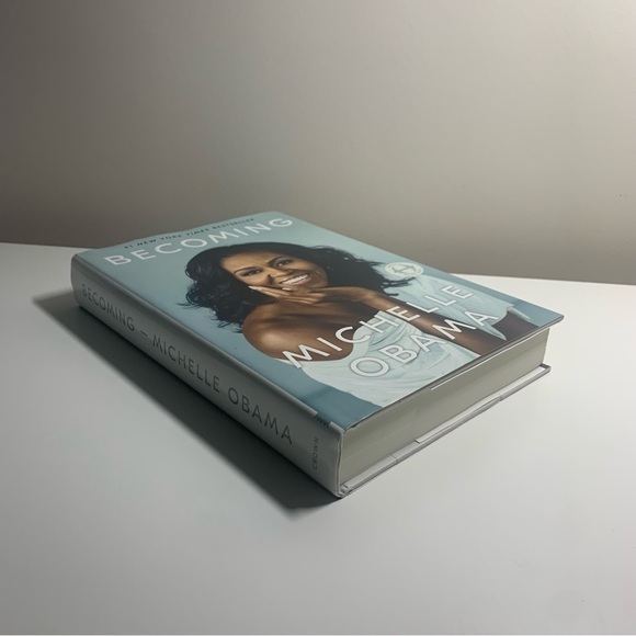 Book: Becoming by Michelle Obama - Picture 2 of 5